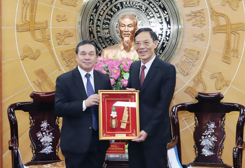 Phó Chủ tịch UBND tỉnh Đầu Thanh Tùng tiếp xã giao Đại sứ đặc mệnh toàn quyền nước CHDCND Lào tại Việt Nam