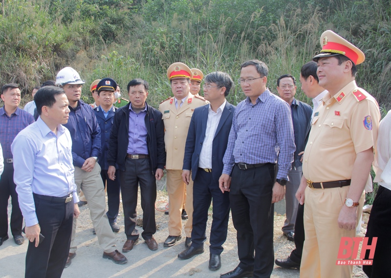 Phó Chủ tịch Chuyên trách Ủy ban ATGT Quốc gia kiểm tra hiện trường và thăm hỏi gia đình các nạn nhân vụ tai nạn giao thông tại huyện Lang Chánh