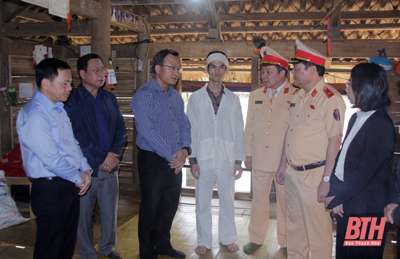 Phó Chủ tịch Chuyên trách Ủy ban ATGT Quốc gia kiểm tra hiện trường và thăm hỏi gia đình các nạn nhân vụ tai nạn giao thông tại huyện Lang Chánh