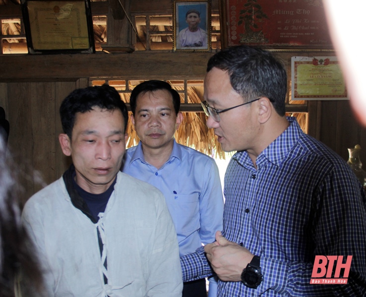 Phó Chủ tịch Chuyên trách Ủy ban ATGT Quốc gia kiểm tra hiện trường và thăm hỏi gia đình các nạn nhân vụ tai nạn giao thông tại huyện Lang Chánh