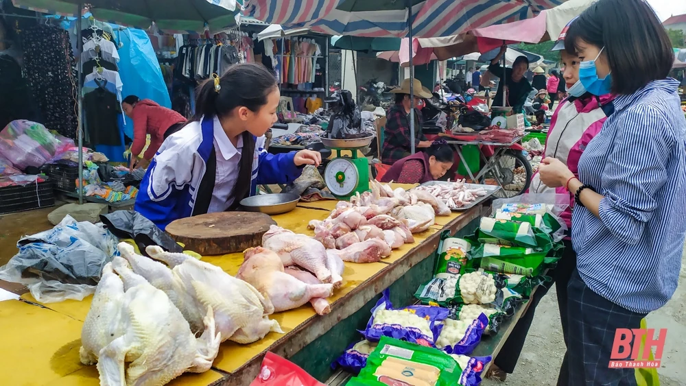 Nhiều bất cập tại chợ cóc trong Khu công nghiệp Hoàng Long