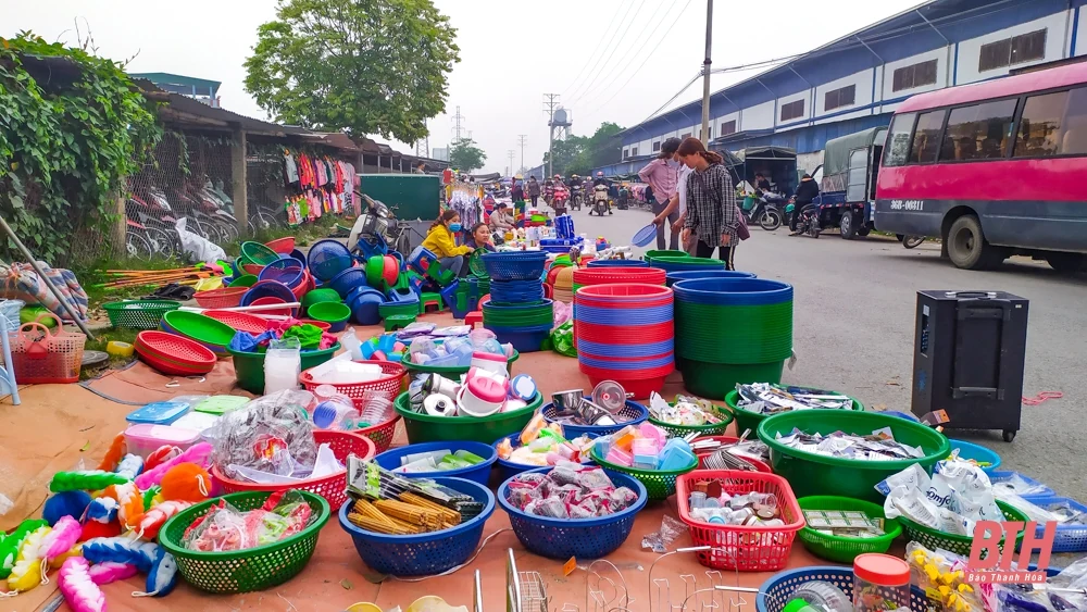 Nhiều bất cập tại chợ cóc trong Khu công nghiệp Hoàng Long