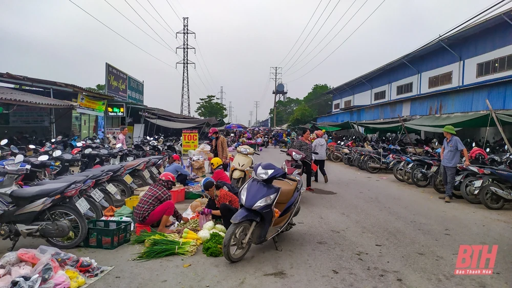 Nhiều bất cập tại chợ cóc trong Khu công nghiệp Hoàng Long