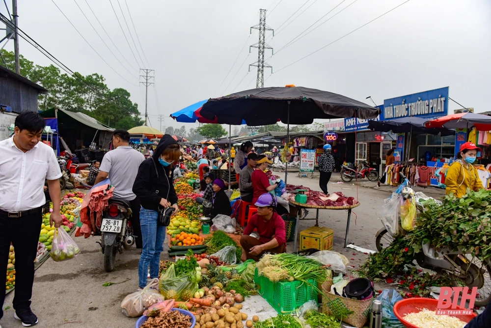 Nhiều bất cập tại chợ cóc trong Khu công nghiệp Hoàng Long