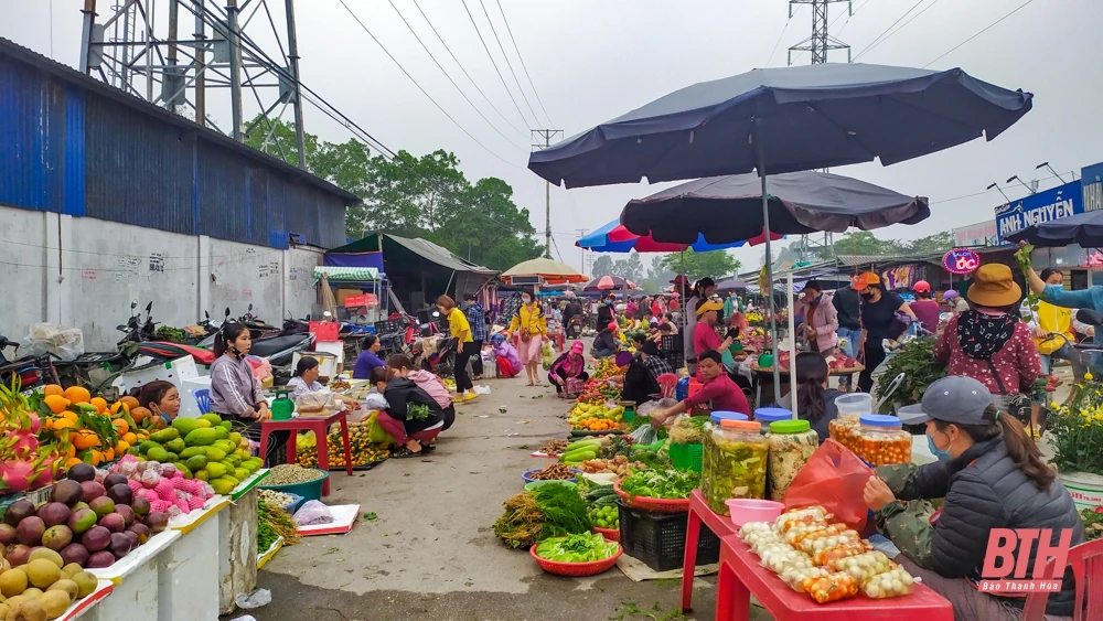 Nhiều bất cập tại chợ cóc trong Khu công nghiệp Hoàng Long