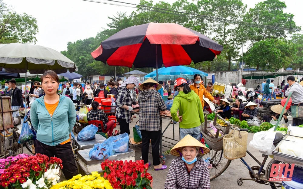 Nhiều bất cập tại chợ cóc trong Khu công nghiệp Hoàng Long