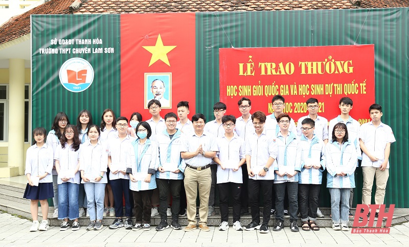 Trường THPT chuyên Lam Sơn trao thưởng cho học sinh giỏi Quốc gia và học sinh dự thi quốc tế năm học 2020-2021