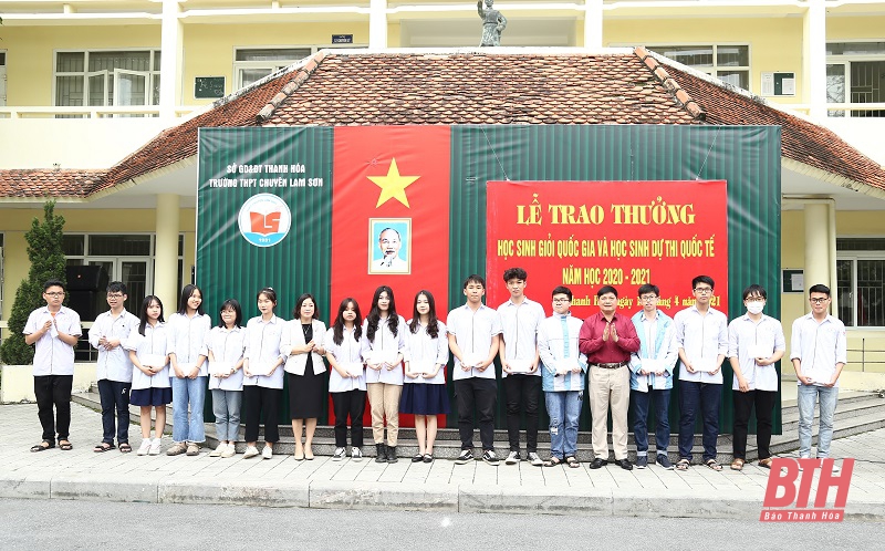 Trường THPT chuyên Lam Sơn trao thưởng cho học sinh giỏi Quốc gia và học sinh dự thi quốc tế năm học 2020-2021