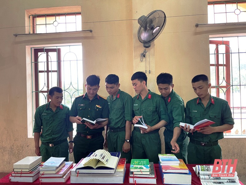 Hơn 1.000 đầu sách, báo, ấn phẩm được trưng bày tại Tiểu đoàn 40, Bộ CHQS tỉnh Thanh Hóa