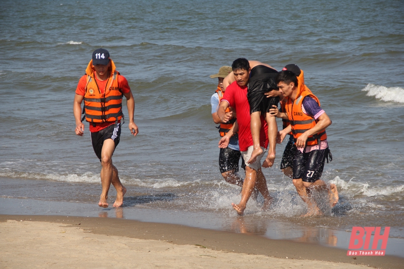 TP Sầm Sơn diễn tập phương án cứu nạn, cứu hộ, sơ cấp cứu biển năm 2021