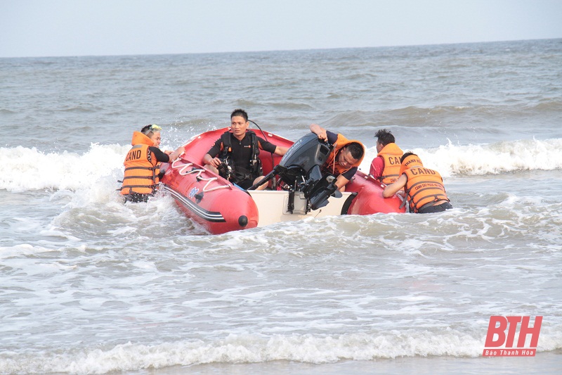 Nỗ lực tìm kiếm các nạn nhân bị đuối nước tại xã Hoằng Hải