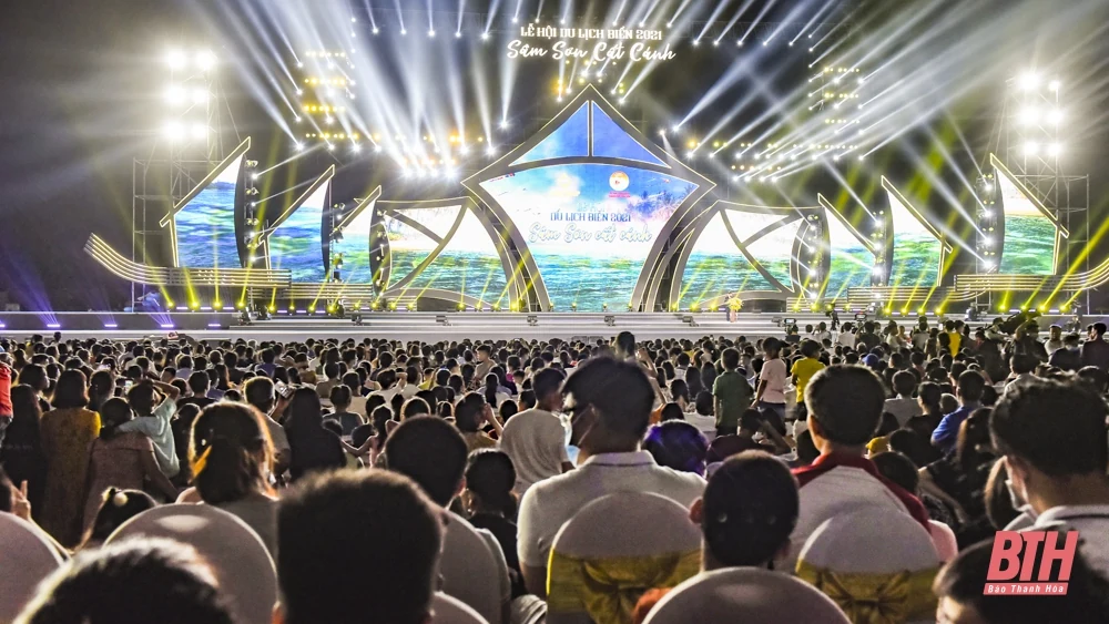 Hàng vạn người dân và du khách dự Khai mạc Lễ hội du lịch biển Sầm Sơn 2021