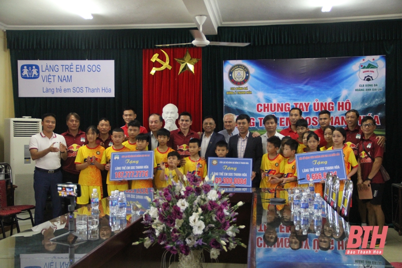 CLB Hoàng Anh Gia Lai và Đông Á Thanh Hóa tặng quà cho Làng trẻ em SOS Thanh Hóa