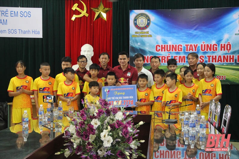 CLB Hoàng Anh Gia Lai và Đông Á Thanh Hóa tặng quà cho Làng trẻ em SOS Thanh Hóa