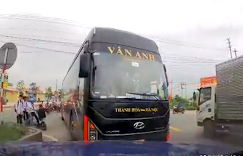 Tước giấy phép lái xe đối với tài xế xe khách đi ngược chiều trên quốc lộ 1A