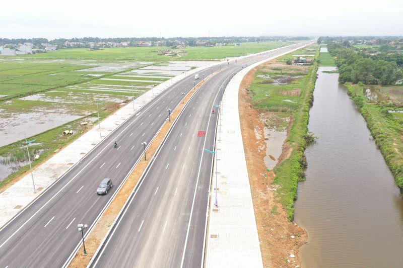 Cận cảnh tuyến đường hiện đại nối TP Sầm Sơn với Khu kinh tế Nghi Sơn