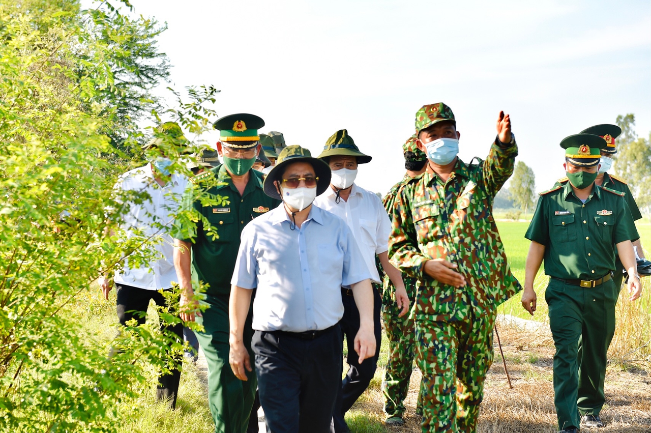 Thủ tướng kiểm tra công tác phòng chống dịch tại biên giới Tây Nam