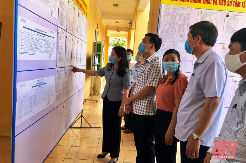 Trưởng ban Dân vận Tỉnh ủy, Chủ tịch Ủy ban MTTQ tỉnh kiểm tra công tác bầu cử tại huyện Như Xuân
