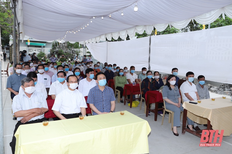 Đồng chí Bí thư Tỉnh ủy Đỗ Trọng Hưng trao nhà Đại đoàn kết cho đồng bào công giáo sinh sống trên sông ở giáo xứ Yên Khánh