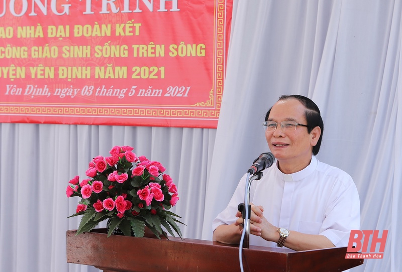 Đồng chí Bí thư Tỉnh ủy Đỗ Trọng Hưng trao nhà Đại đoàn kết cho đồng bào công giáo sinh sống trên sông ở giáo xứ Yên Khánh