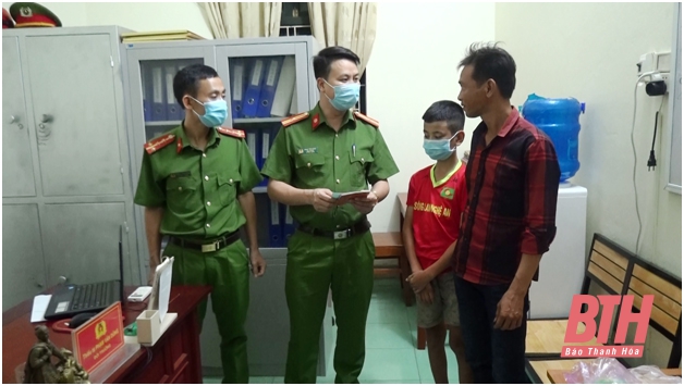 Công an thị xã Nghi Sơn giúp bé trai đi lạc hơn 100 km tìm lại người thân