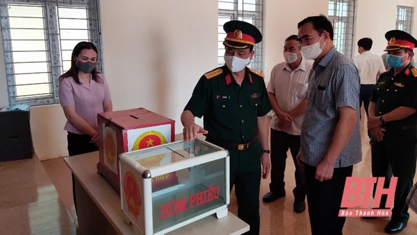 Chỉ huy trưởng Bộ Chỉ huy Quân sự tỉnh kiểm tra công tác bầu cử tại huyện Quan Hóa