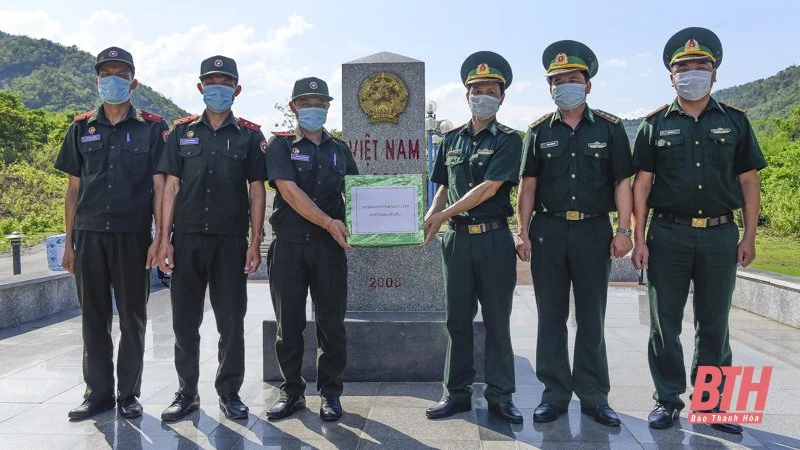 Trao tặng 3.000 khẩu trang y tế, nước sát khuẩn và nhu yếu phẩm cho lực lượng vũ trang huyện Sốp Bâu, Lào