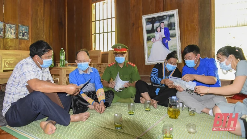 Huyện biên giới Mường Lát rực rỡ cờ, hoa, khẩu hiệu chào mừng ngày bầu cử