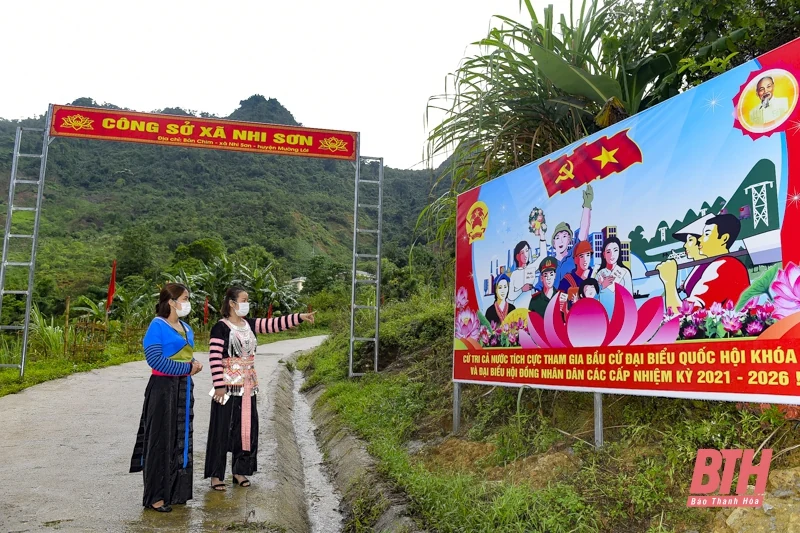 Huyện biên giới Mường Lát rực rỡ cờ, hoa, khẩu hiệu chào mừng ngày bầu cử