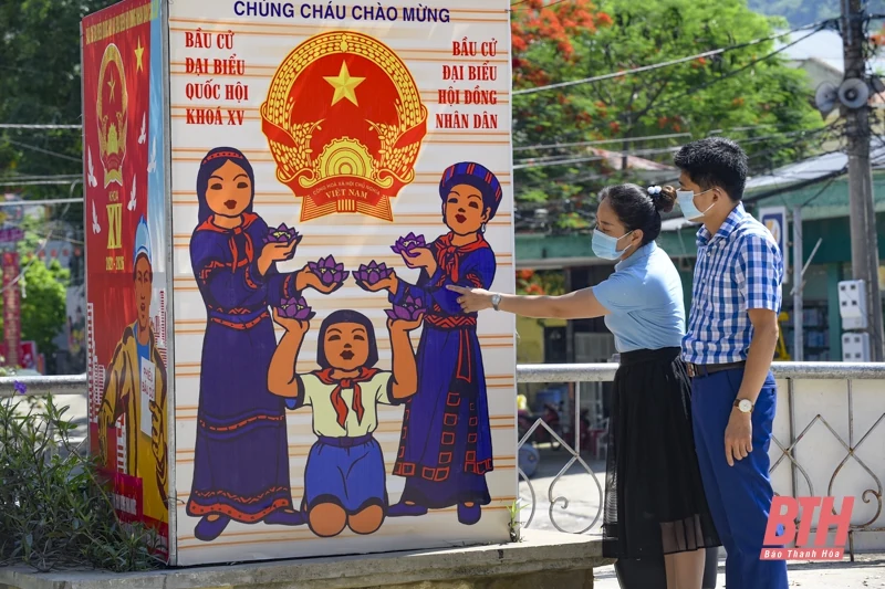 Huyện biên giới Mường Lát rực rỡ cờ, hoa, khẩu hiệu chào mừng ngày bầu cử