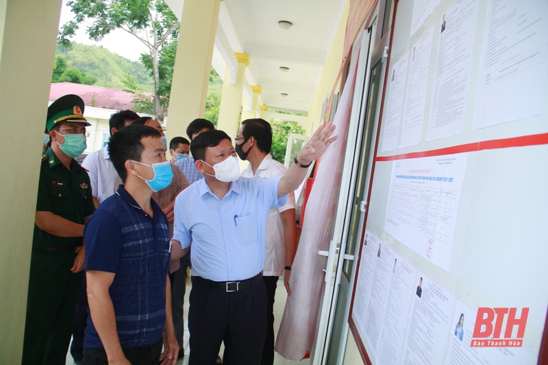 Phó Chủ tịch UBND tỉnh Nguyễn Văn Thi kiểm tra công tác chuẩn bị bầu cử và công tác phòng, chống dịch, bệnh COVID-19 tại huyện Quan Sơn