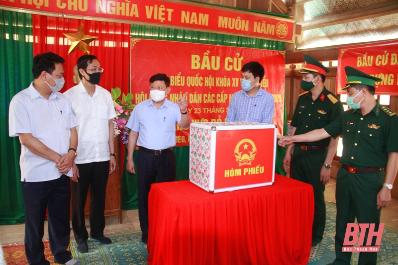 Phó Chủ tịch UBND tỉnh Nguyễn Văn Thi kiểm tra công tác chuẩn bị bầu cử và công tác phòng, chống dịch, bệnh COVID-19 tại huyện Quan Sơn