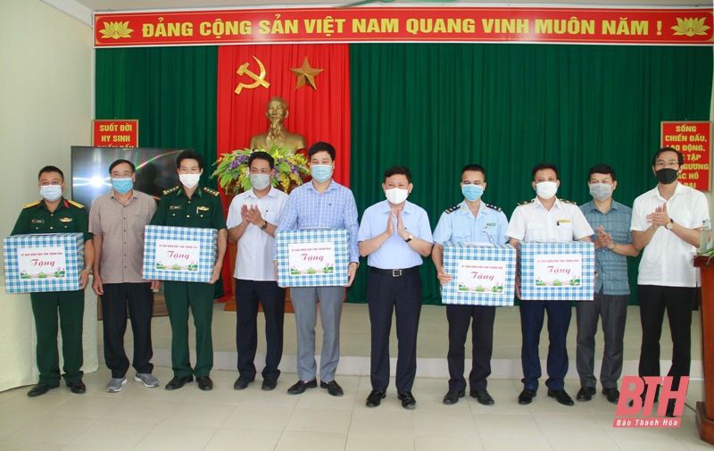 Phó Chủ tịch UBND tỉnh Nguyễn Văn Thi kiểm tra công tác chuẩn bị bầu cử và công tác phòng, chống dịch, bệnh COVID-19 tại huyện Quan Sơn