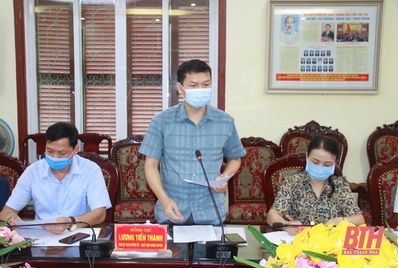 Phó Chủ tịch UBND tỉnh Nguyễn Văn Thi kiểm tra công tác chuẩn bị bầu cử và công tác phòng, chống dịch, bệnh COVID-19 tại huyện Quan Sơn