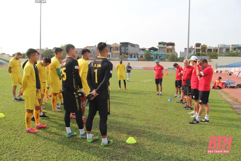 CLB Đông Á Thanh Hóa hội quân, hào hứng trở lại tập luyện