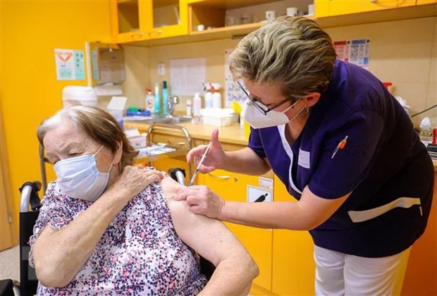 Liên minh châu Âu cán mốc tiêm 200 triệu liều vaccine ngừa COVID-19