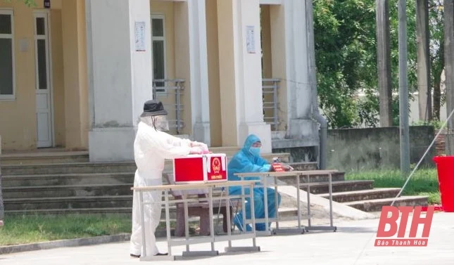 Bầu cử tại khu cách ly Trung tâm giáo dục Quốc phòng Trường ĐH Hồng Đức diễn ra an toàn