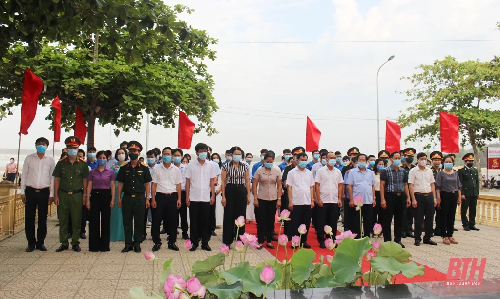 Lãnh đạo, nhân dân TP Sầm Sơn dâng hoa, dâng hương tưởng niệm Chủ tịch Hồ Chí Minh
