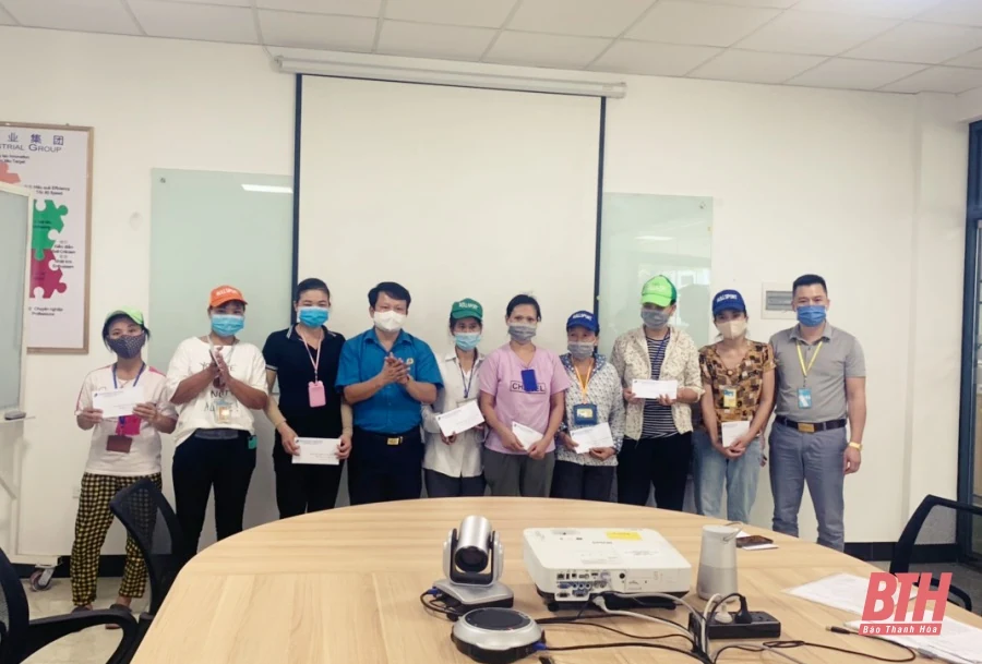 Trao quà cho đoàn viên, công nhân lao động có hoàn cảnh khó khăn