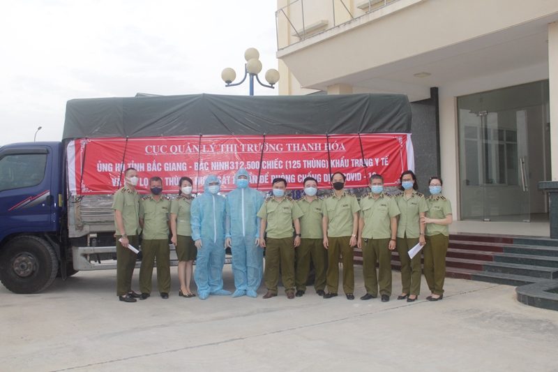 Cục Quản lý thị trường Thanh Hóa tặng vùng dịch tỉnh Bắc Giang, Bắc Ninh 312.500 khẩu trang và 10 thùng nước sát khuẩn