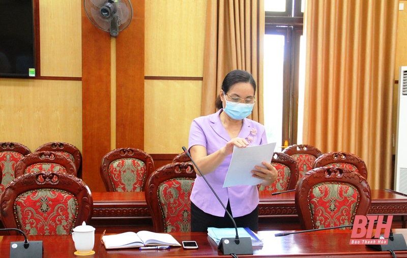 Phó Chủ tịch UBND tỉnh Lê Đức Giang nghe báo cáo Đề án sắp xếp, ổn định dân cư khu vực có nguy cơ cao lũ ống, lũ quét