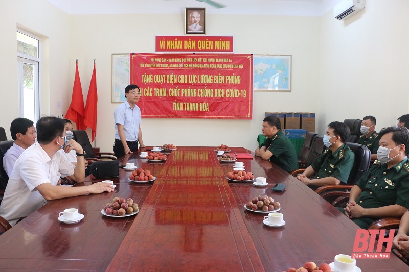Tặng quà các chốt phòng, chống dịch tại Ban Chỉ huy biên phòng cửa khẩu Cảng Nghi Sơn