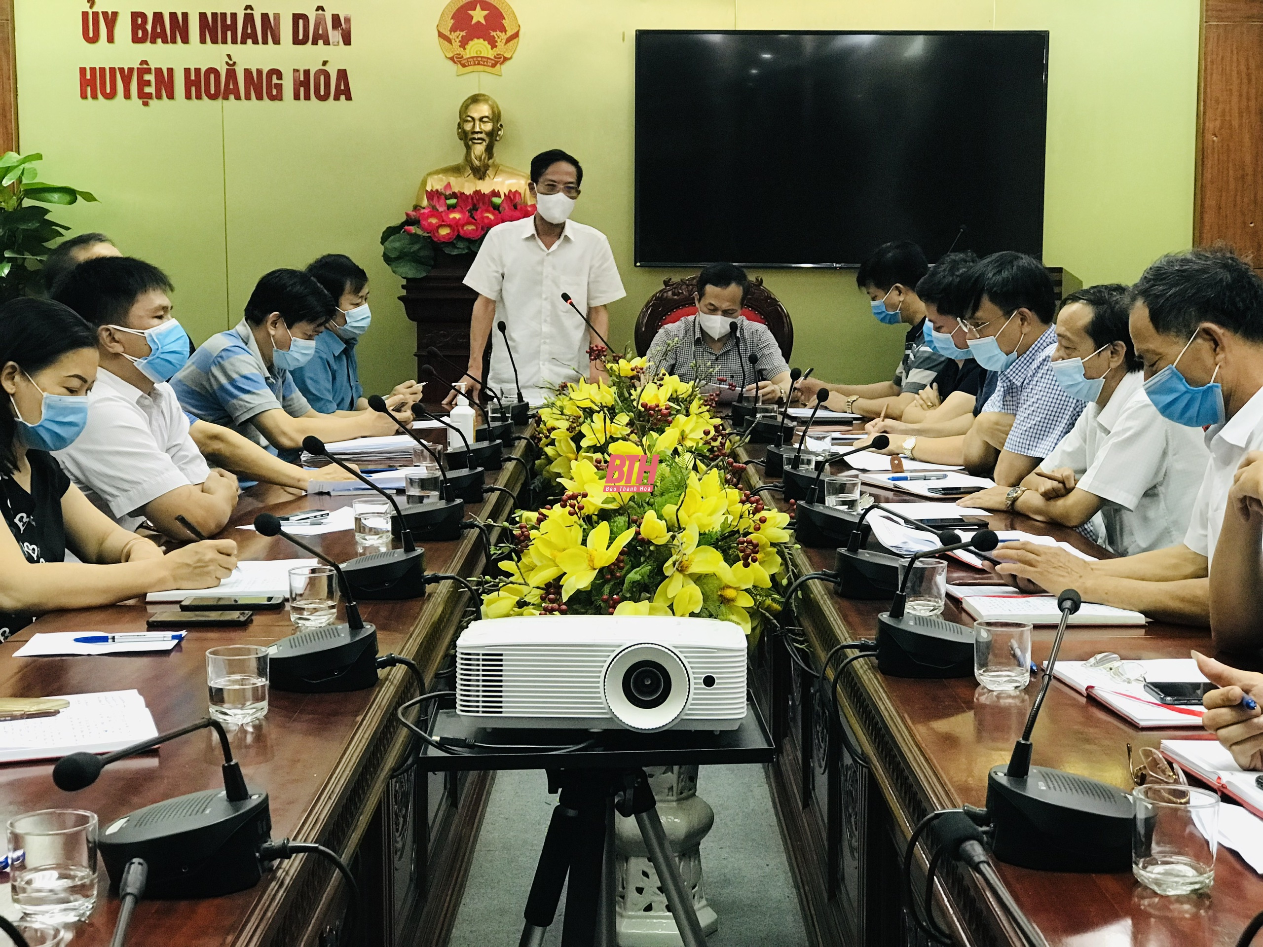 Phó Chủ tịch UBND tỉnh Đầu Thanh Tùng chỉ đạo công tác phòng chống dịch COVID-19 tại Hoằng Hoá
