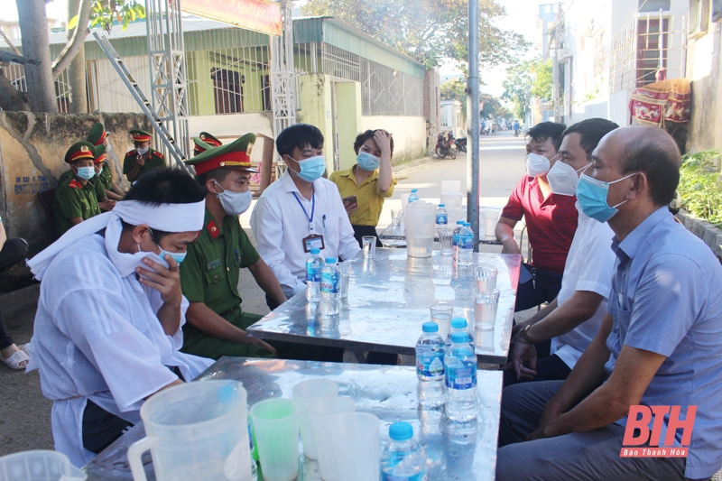 Thăm hỏi, động viên gia đình Thượng úy công an đang làm nhiệm vụ phòng chống dịch tại Bắc Giang, có 2 thân nhân qua đời