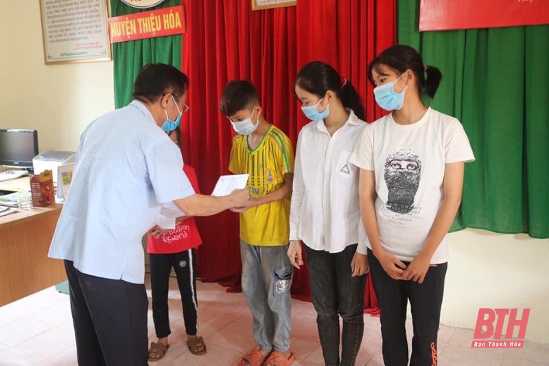 Trao tặng học bổng đỡ đầu cho trẻ em mồ côi tỉnh Thanh Hóa