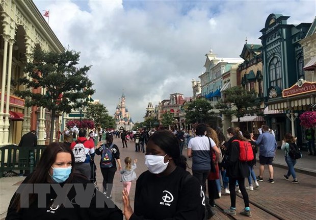 Pháp mở lại công viên Disneyland Paris sau 8 tháng đóng cửa