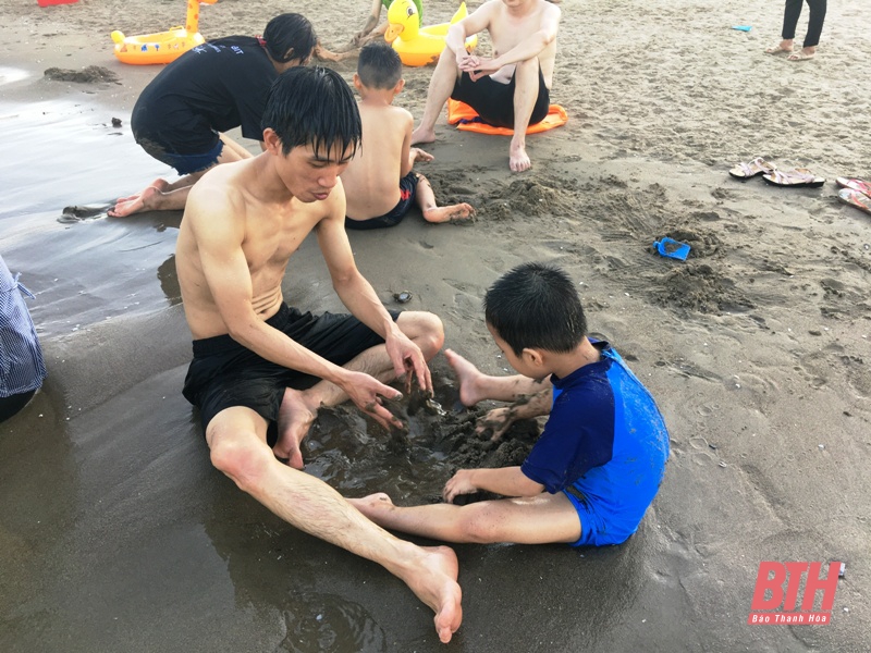 Nắng nóng gay gắt, người dân trong tỉnh đổ xô đến biển Sầm Sơn