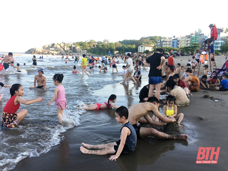 Nắng nóng gay gắt, người dân trong tỉnh đổ xô đến biển Sầm Sơn