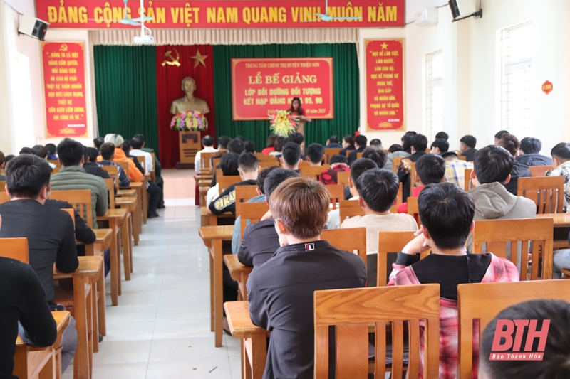 Đảng bộ huyện Triệu Sơn tháo gỡ khó khăn trong công tác tạo nguồn phát triển Đảng