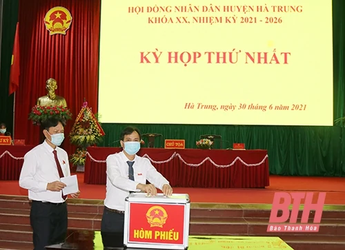 Đồng chí Nguyễn Văn Tuấn tái cử chức Chủ tịch HĐND huyện Hà Trung khóa XX